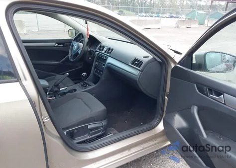 2015 Volkswagen Passat 1.8T S из США, поврежденный, VIN 1VWAS7A35FC054110